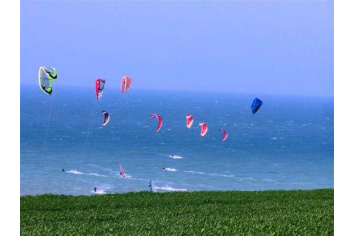 Kitesurfeurs, sur la plage de Saint Aubin sur Mer 